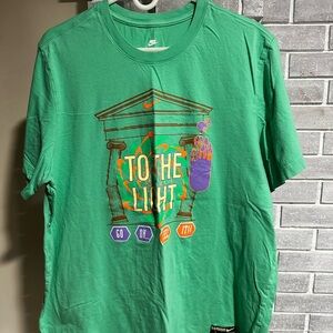Nike to the light tee